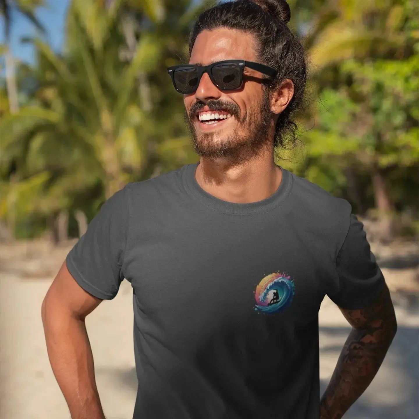 Camiseta con olas surferas coloridas – Camiseta gráfica con vibrantes salpicaduras de atardecer | Camiseta estilo surf retro