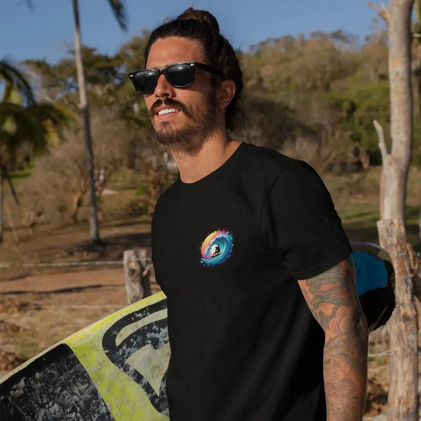 Camiseta con olas surferas coloridas – Camiseta gráfica con vibrantes salpicaduras de atardecer | Camiseta estilo surf retro