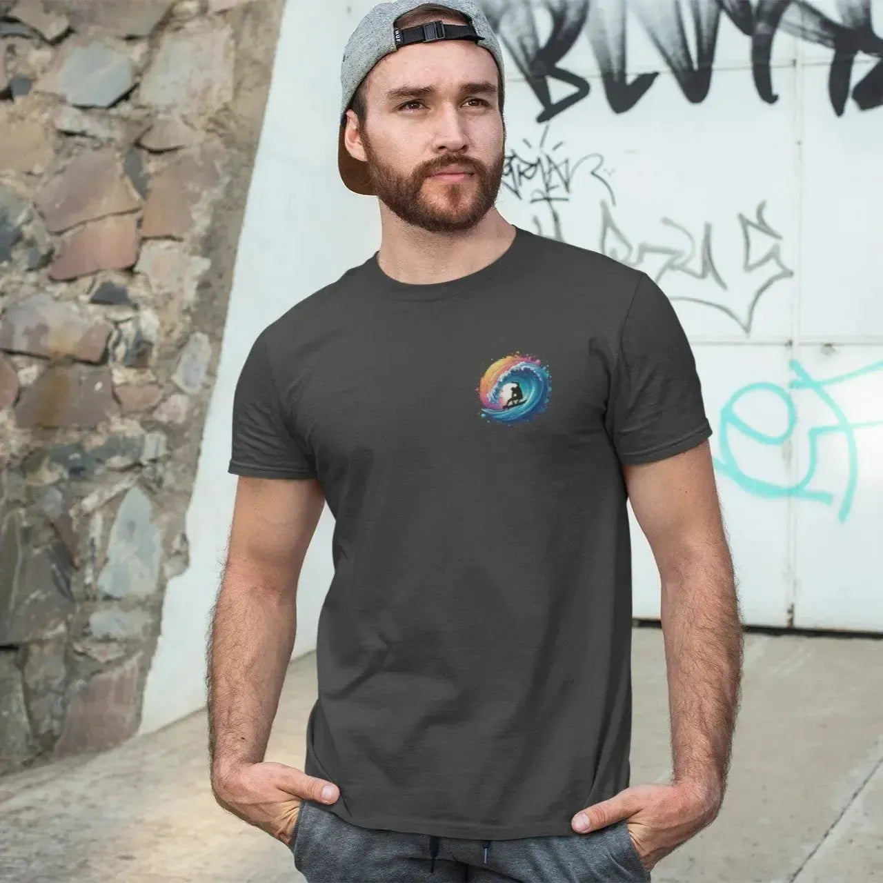Camiseta con olas surferas coloridas – Camiseta gráfica con vibrantes salpicaduras de atardecer | Camiseta estilo surf retro